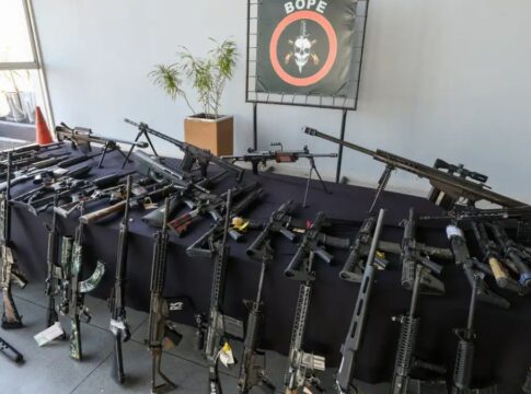 Imagens de várias armas, algumas de grosso calibre após apreensão da polícia