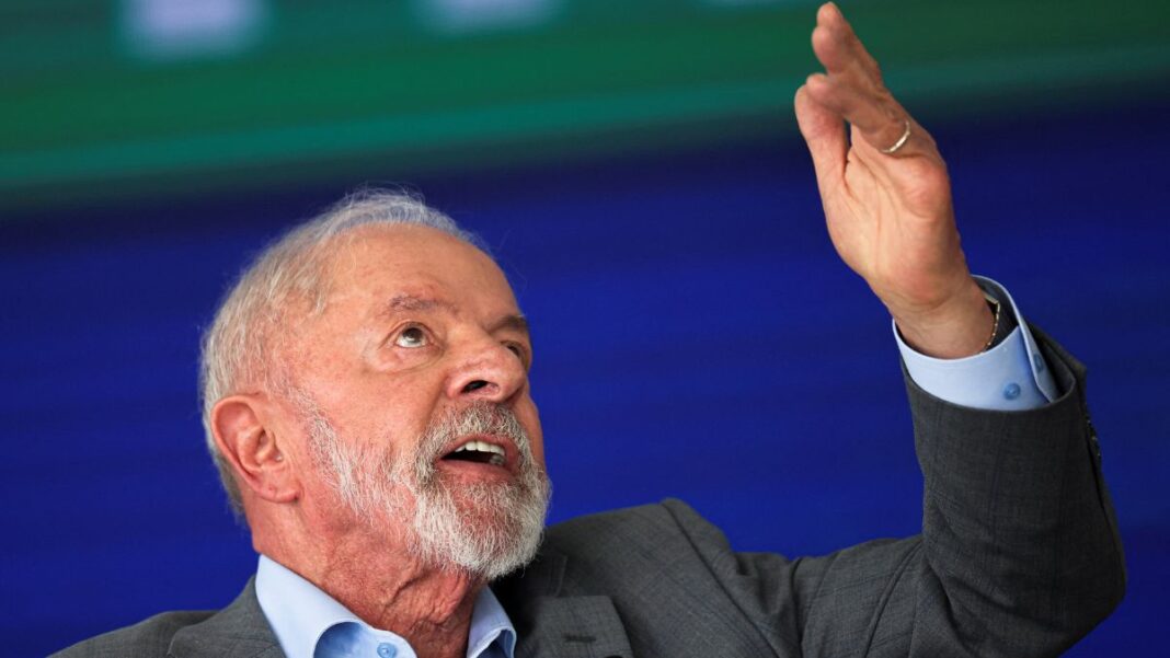 Lula aponta para o alto com a mão esquerda durante discurso