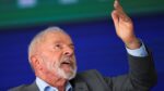 Lula aponta para o alto com a mão esquerda durante discurso