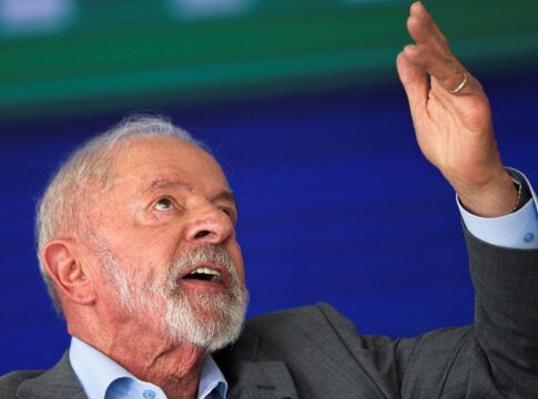 Lula aponta para o alto com a mão esquerda durante discurso