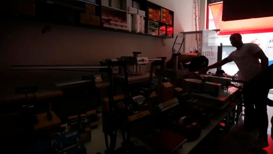 Lanchonete às escuras em bairro de SP