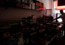 Lanchonete às escuras em bairro de SP