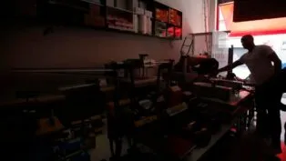 Lanchonete às escuras em bairro de SP