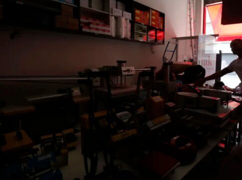 Lanchonete às escuras em bairro de SP