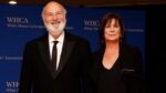 O diretor Rob Reiner e a esposa Michele Singer estão lado a lado em trajes formais