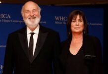 O diretor Rob Reiner e a esposa Michele Singer estão lado a lado em trajes formais