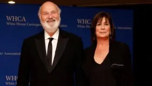 O diretor Rob Reiner e a esposa Michele Singer estão lado a lado em trajes formais