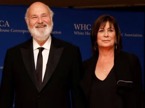 O diretor Rob Reiner e a esposa Michele Singer estão lado a lado em trajes formais
