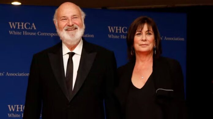 O diretor Rob Reiner e a esposa Michele Singer estão lado a lado em trajes formais