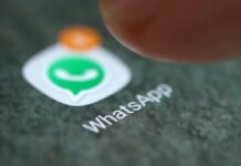 Ícone do Whatsapp prestes a ser pressionado por um dedo