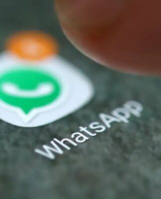 Ícone do Whatsapp prestes a ser pressionado por um dedo