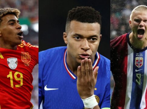 A imagem mostra três jogadores de futebol em montagem lado a lado, cada um vestindo o uniforme de sua seleção. Eles aparecem em momentos de celebração: o da esquerda vibrando, o do centro soprando um beijo e o da direita gritando com intensidade.