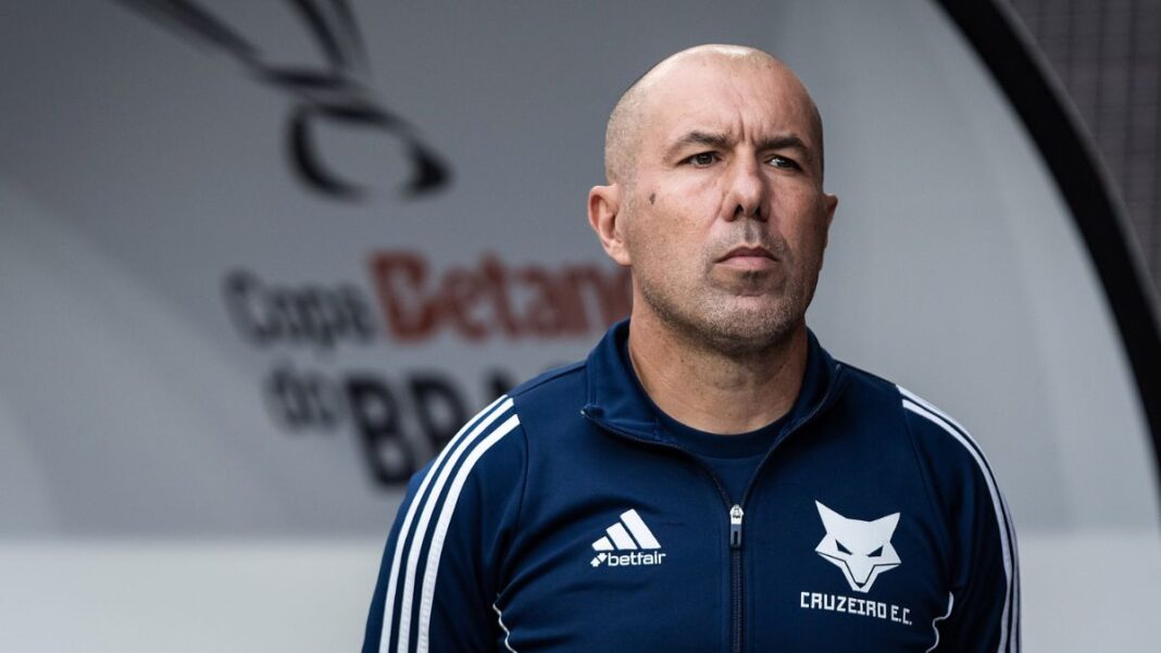 O técnico Leonardo Jardim veste uniforme do Cruzeiro na beira do gramado