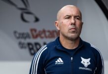 O técnico Leonardo Jardim veste uniforme do Cruzeiro na beira do gramado