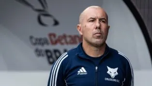 O técnico Leonardo Jardim veste uniforme do Cruzeiro na beira do gramado