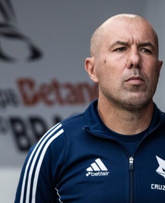 O técnico Leonardo Jardim veste uniforme do Cruzeiro na beira do gramado