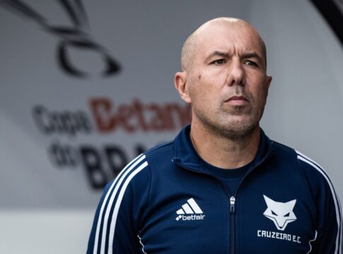 O técnico Leonardo Jardim veste uniforme do Cruzeiro na beira do gramado