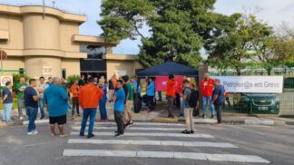 Funcionários da Petrobras fazem paralisação em frente a sede da empresa