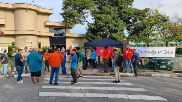 Funcionários da Petrobras fazem paralisação em frente a sede da empresa