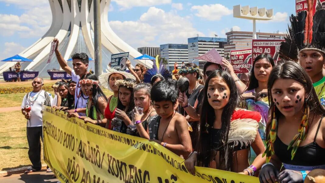 Manifestantes protestam contra o marco temporal