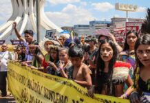 Manifestantes protestam contra o marco temporal