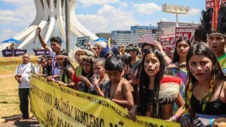 Manifestantes protestam contra o marco temporal