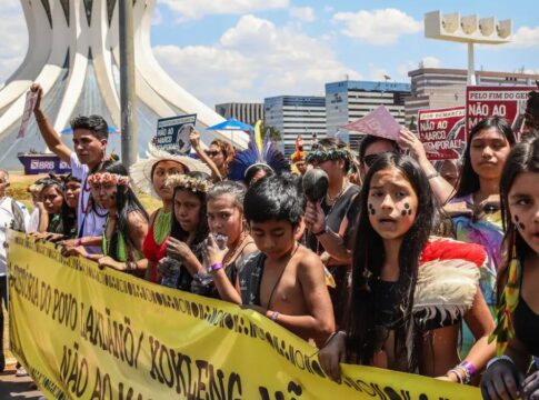 Manifestantes protestam contra o marco temporal