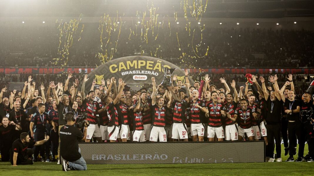 Jogadores do Flamengo celebram o título do Brasileirão deste ano no gramado