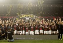 Jogadores do Flamengo celebram o título do Brasileirão deste ano no gramado