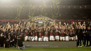 Jogadores do Flamengo celebram o título do Brasileirão deste ano no gramado