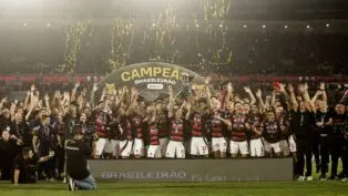 Jogadores do Flamengo celebram o título do Brasileirão deste ano no gramado
