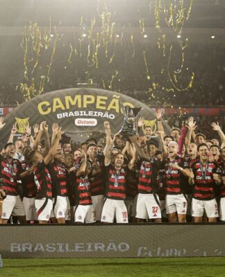 Jogadores do Flamengo celebram o título do Brasileirão deste ano no gramado
