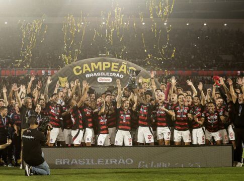Jogadores do Flamengo celebram o título do Brasileirão deste ano no gramado