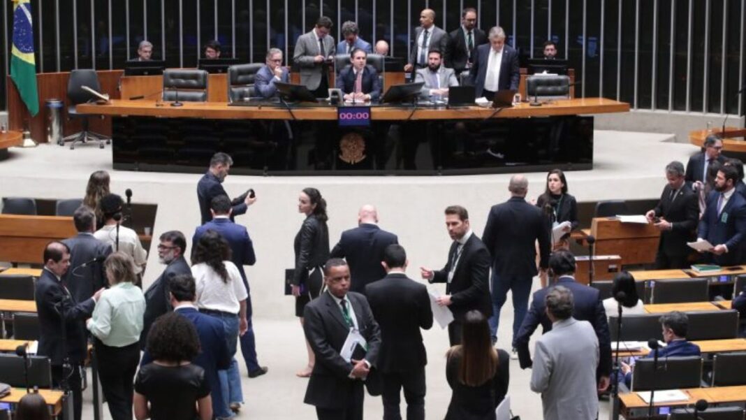 Deputados discutem temas em sessão na Câmara