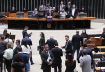 Deputados discutem temas em sessão na Câmara