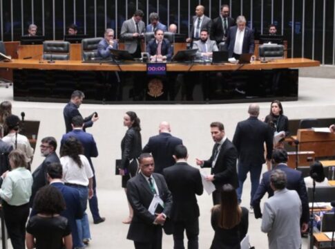 Deputados discutem temas em sessão na Câmara
