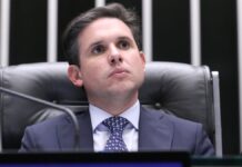 O deputado Hugo Motta olha para o público durante sessão no Plenário da Câmara