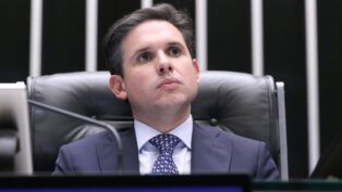 O deputado Hugo Motta olha para o público durante sessão no Plenário da Câmara