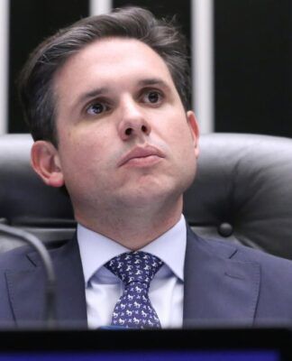 O deputado Hugo Motta olha para o público durante sessão no Plenário da Câmara