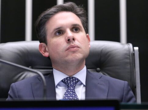 O deputado Hugo Motta olha para o público durante sessão no Plenário da Câmara