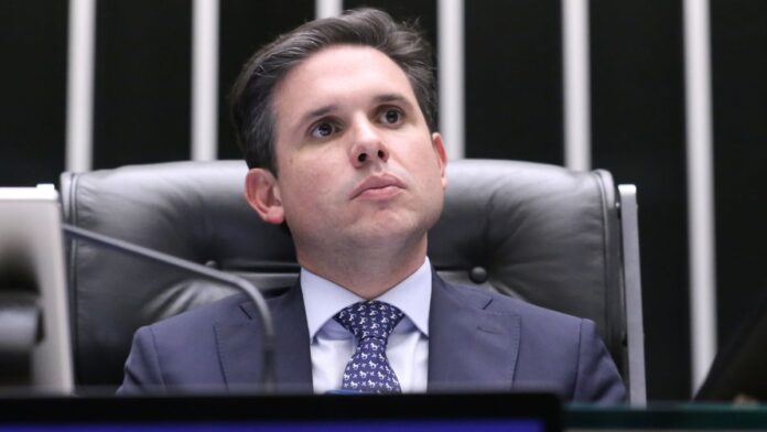 O deputado Hugo Motta olha para o público durante sessão no Plenário da Câmara