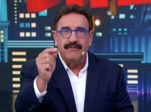 Apresentador Ratinho gesticula ao falar ao microfone
