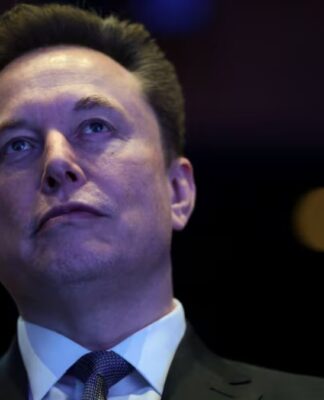 Elon Musk aparece na penumbra