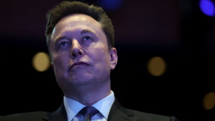 Elon Musk aparece na penumbra