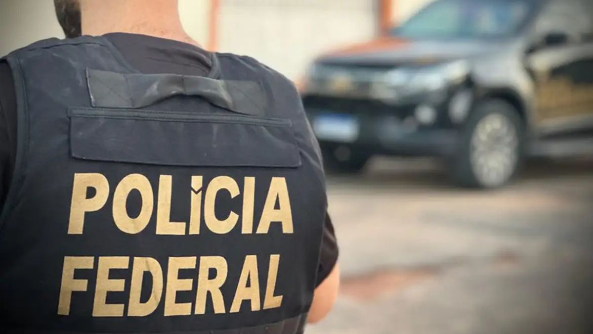 Inscrição Polícia Federal nas costas do uniforme de um policial