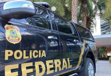 Carro com a inscrição Polícia Federal na lateral