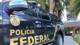 Carro com a inscrição Polícia Federal na lateral