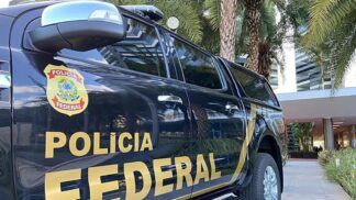 Carro com a inscrição Polícia Federal na lateral