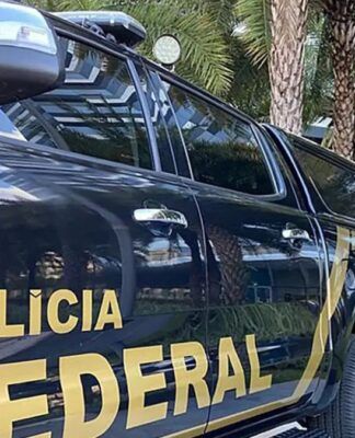 Carro com a inscrição Polícia Federal na lateral