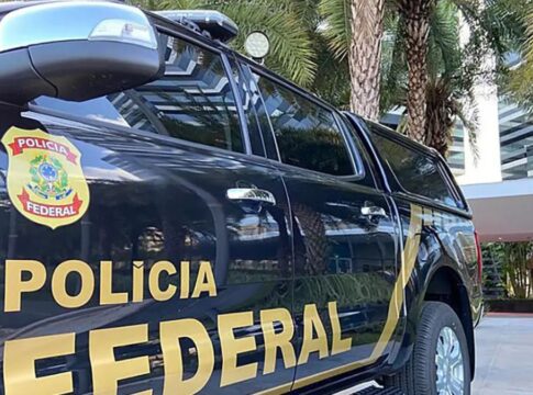 Carro com a inscrição Polícia Federal na lateral